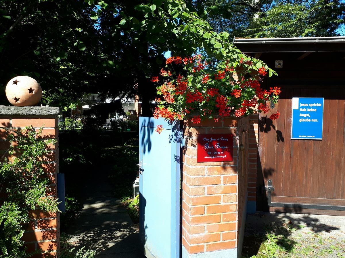 Chez Jean Et Daisy Riehen Exterior foto